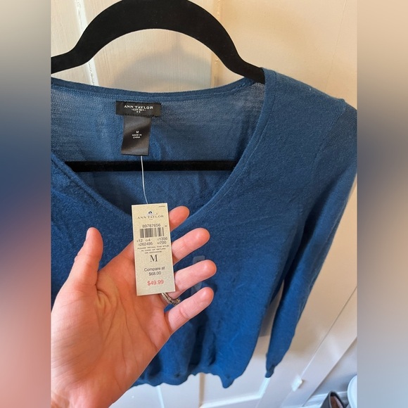 NWT ANN Taylor Blue Lightweight V-neck Sweater Size M - Picture 2 of 6